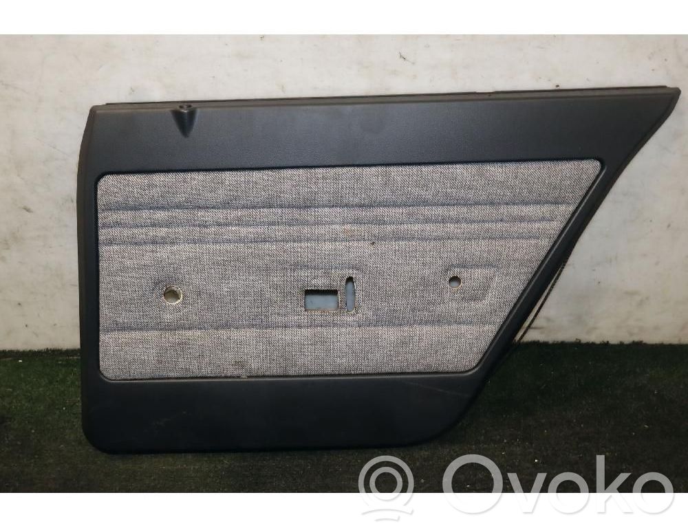 Moldura del tarjetero de la puerta trasera