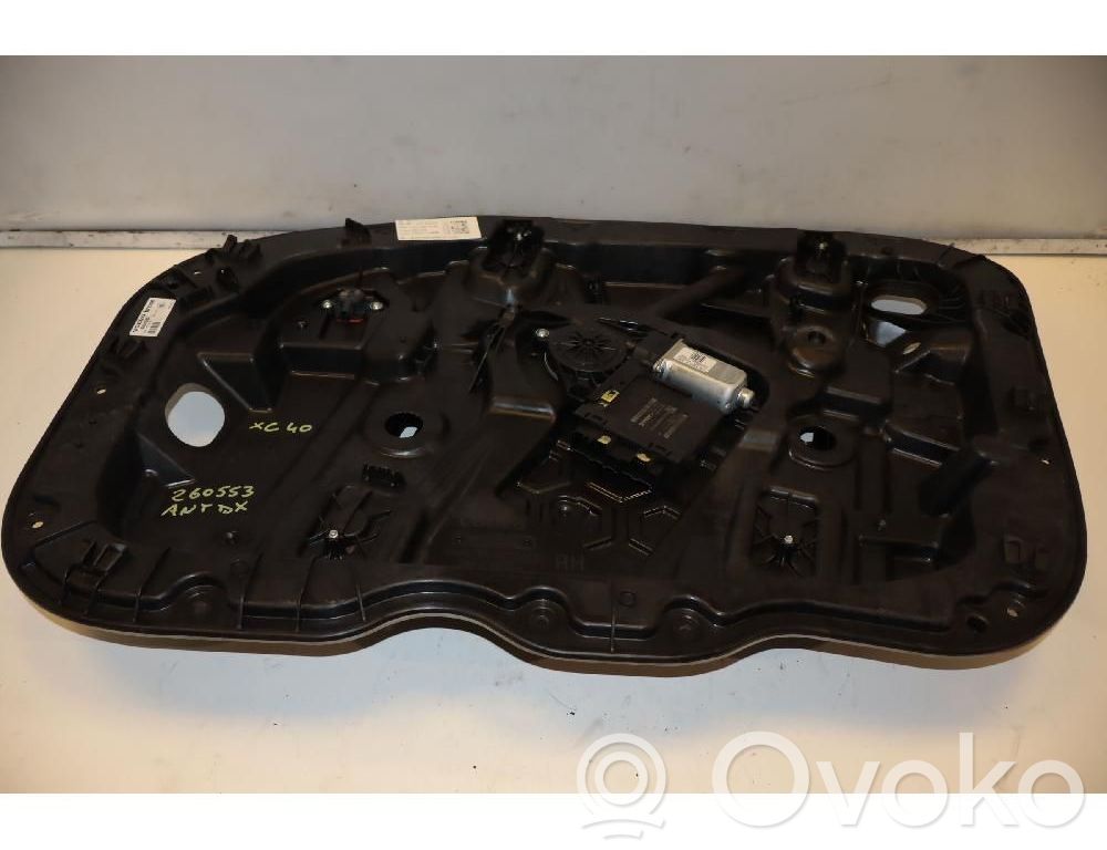 Volvo XC40 Macara ușă față cu motor 