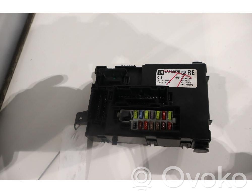 Opel Meriva B Fuse module 