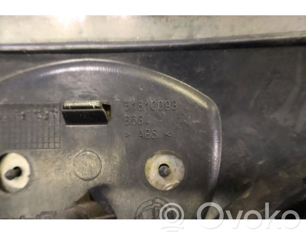 Lancia Musa Maskownica / Grill / Atrapa górna chłodnicy 