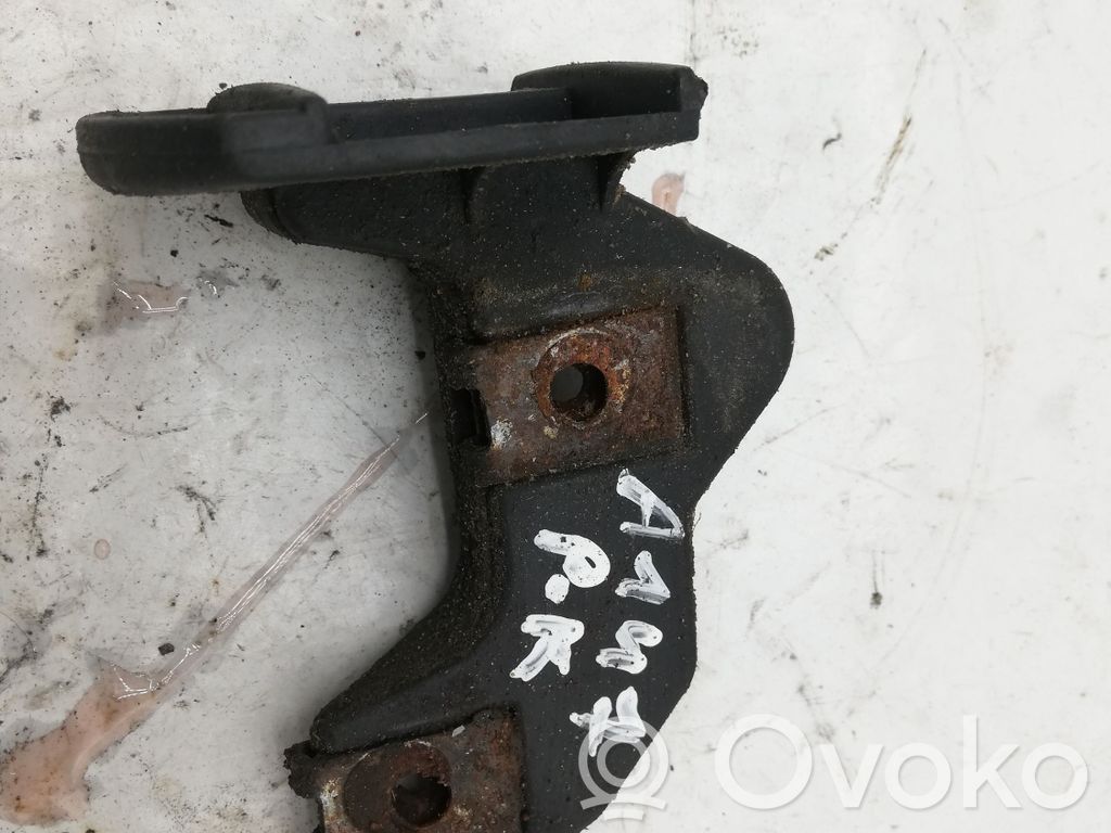 Priekšpusē bampera turētājs   8159361