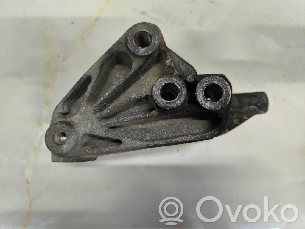 Chevrolet Captiva Engine mounting bracket 