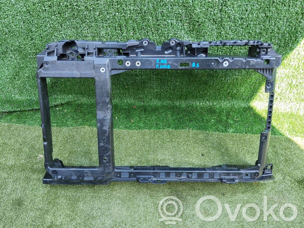 Opel Corsa F Pas przedni 