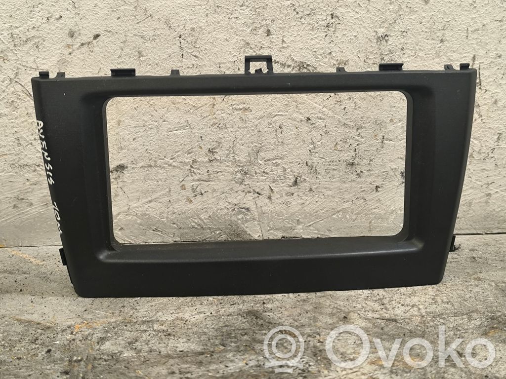 Toyota Avensis T270 Radio/GPS head unit trim 
