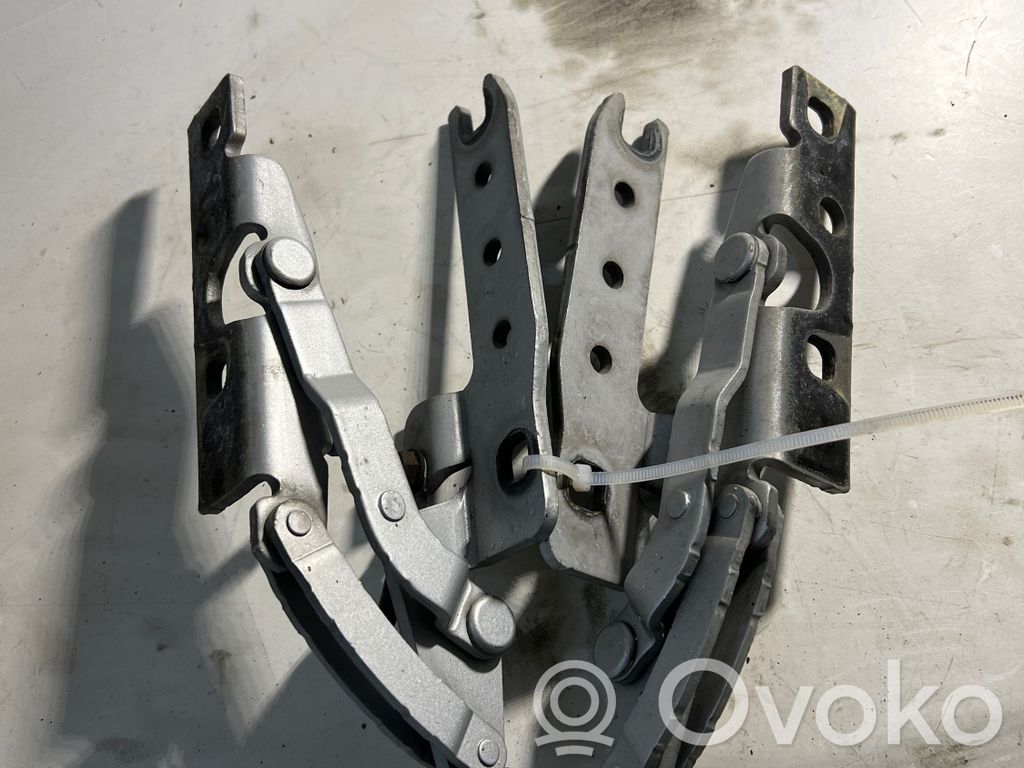 Engine bonnet/hood hinges   8240333