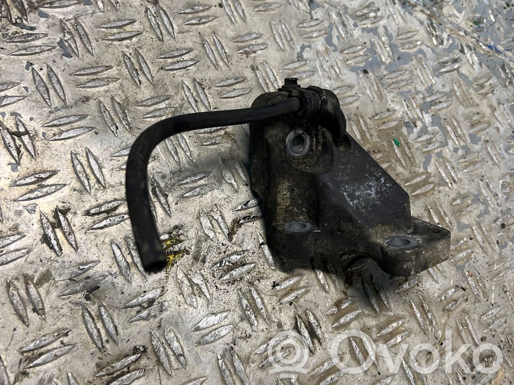 Volvo XC70 Engine mounting bracket 