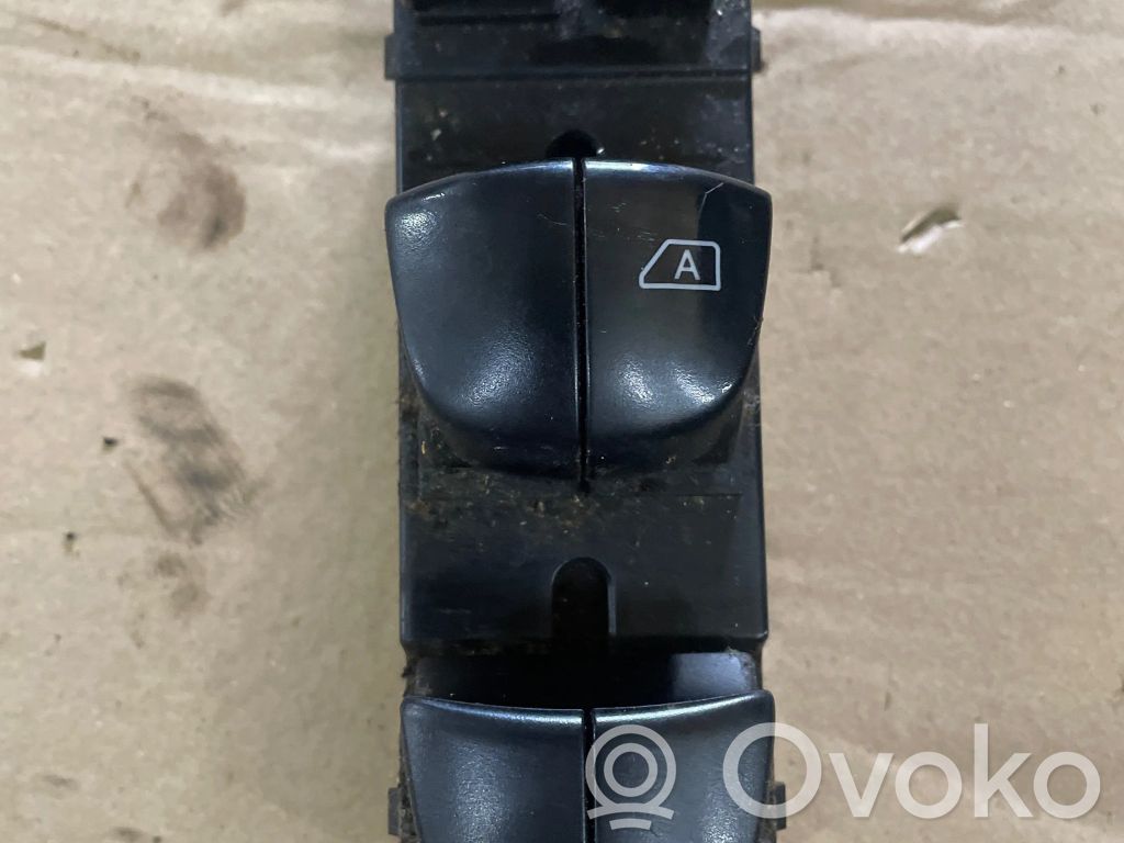 Nissan Juke I F15 Electric window control switch 
