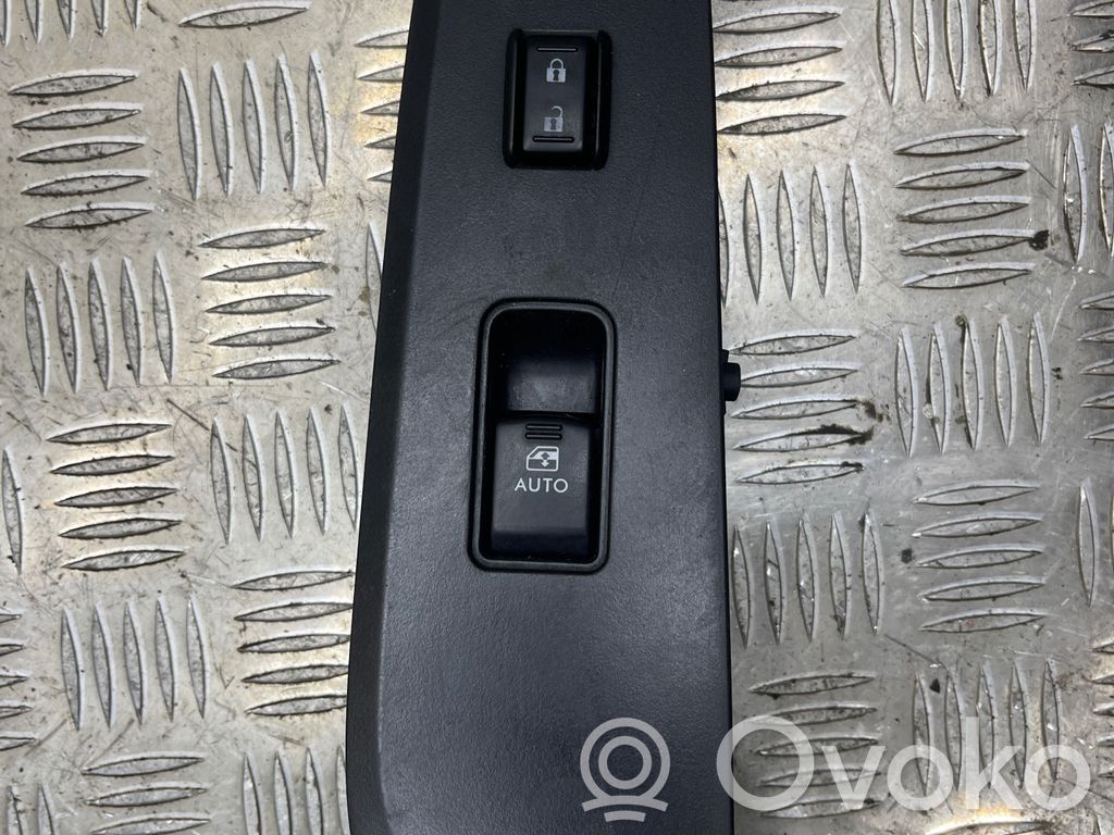 Subaru Legacy Electric window control switch 
