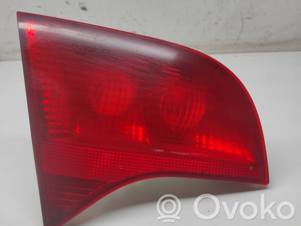 Audi A4 S4 B7 8E 8H Aizmugurējais lukturis pārsegā 