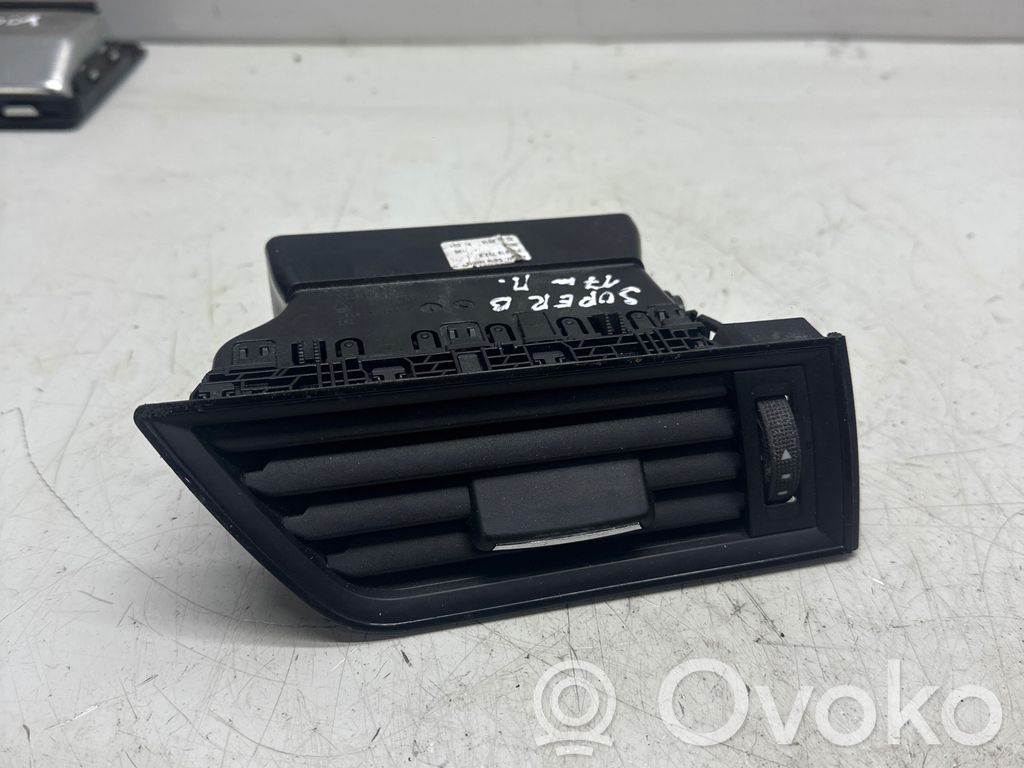 Skoda Superb B8 (3V) Lango oro grotelės 