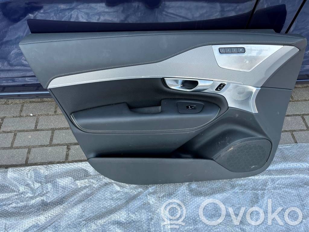 Front door trim bar