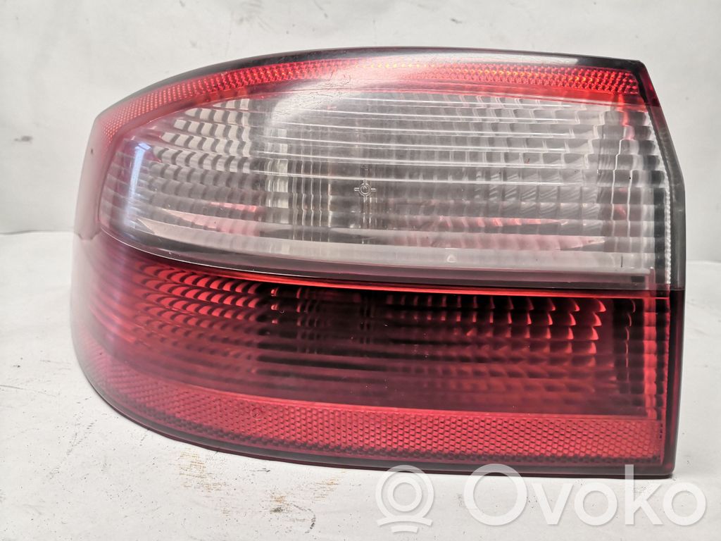 Renault Laguna II Aizmugurējais lukturis virsbūvē 