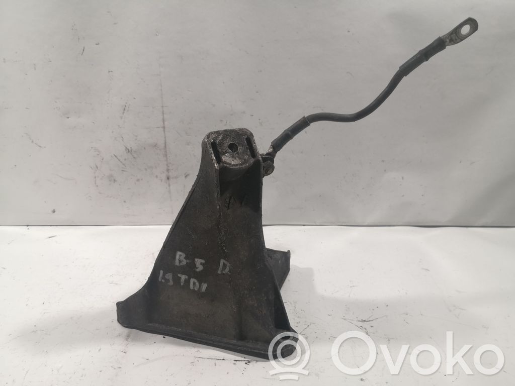 Volkswagen PASSAT B5 Engine mounting bracket 