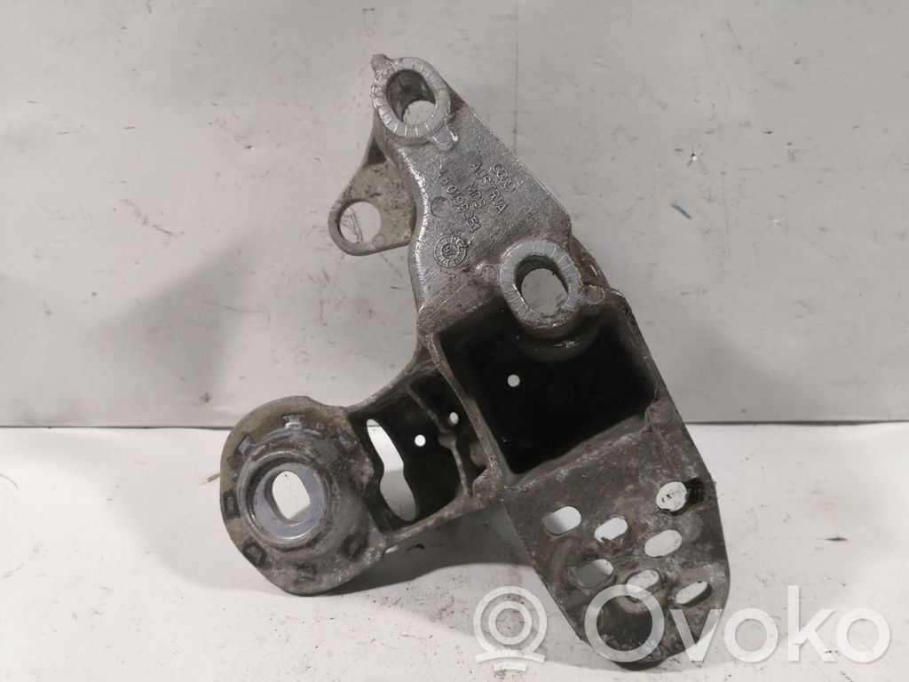 Volkswagen PASSAT B5 Engine mounting bracket 