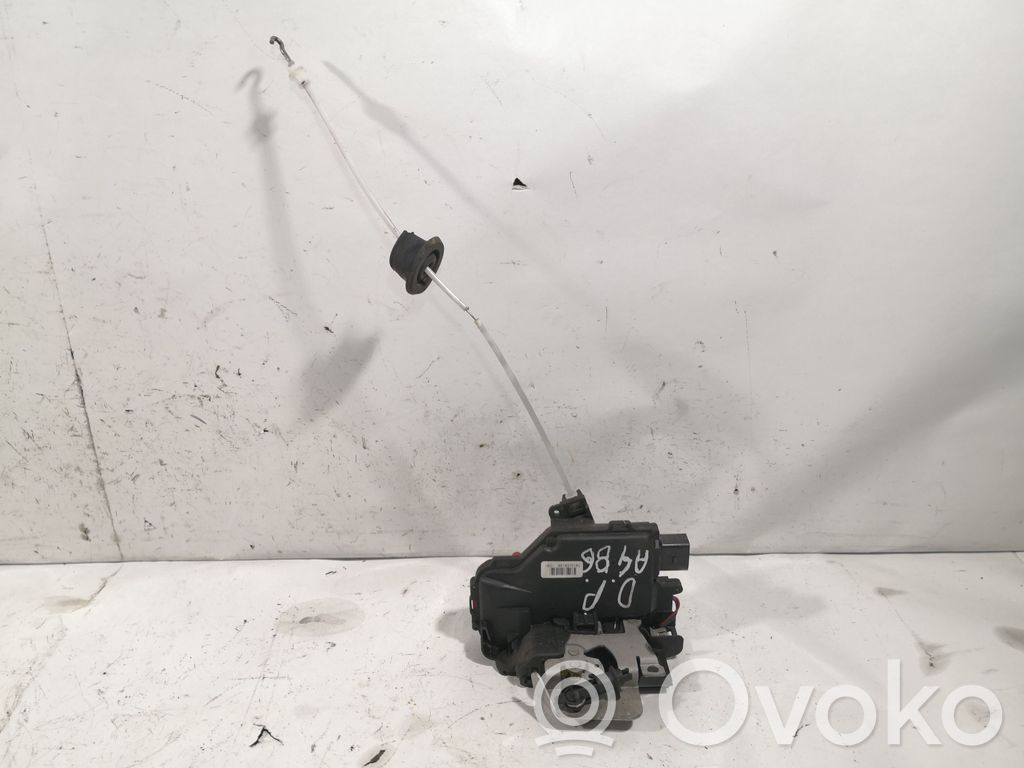 Audi A4 S4 B6 8E 8H Priekšpusē slēdzene 