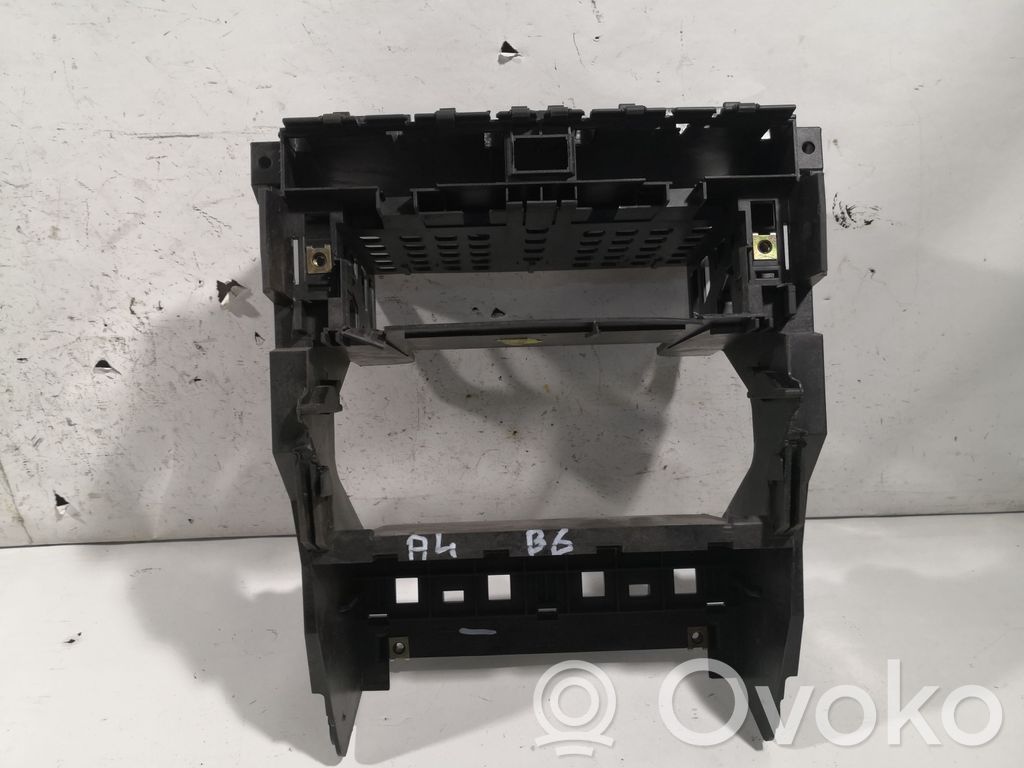 Audi A4 S4 B6 8E 8H Kojelaudan keskiverhoilu 