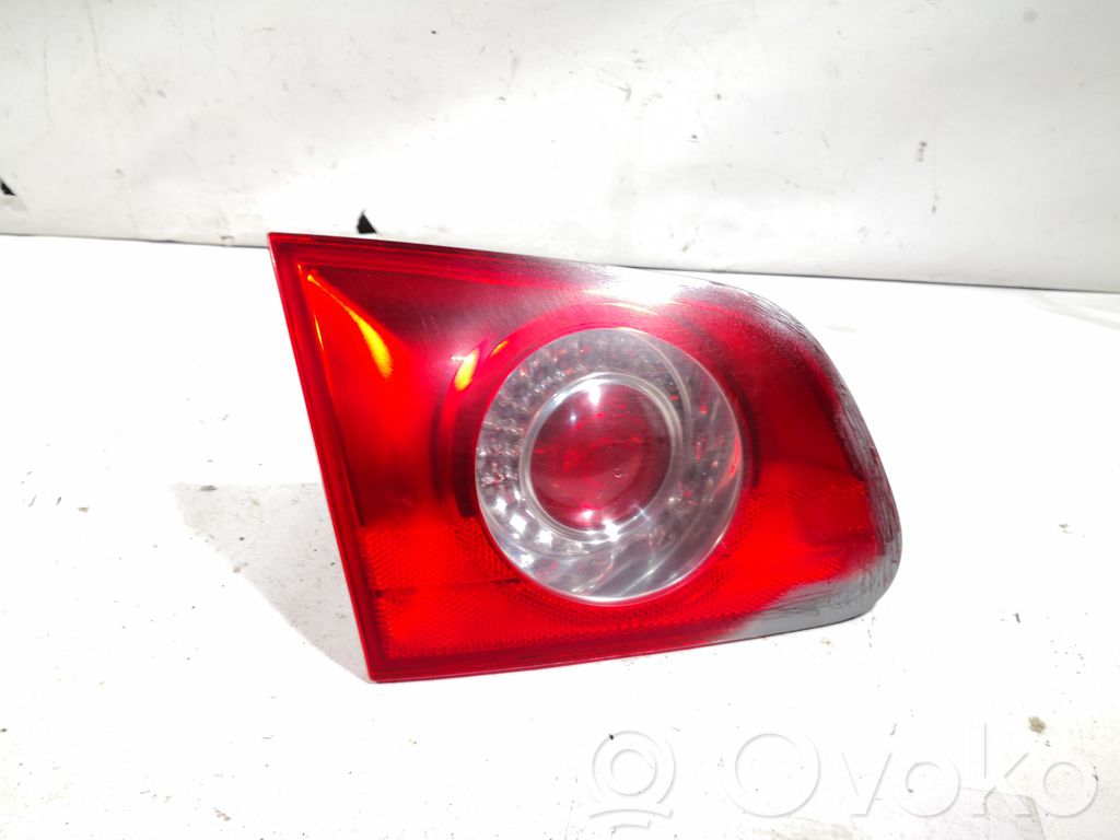 Volkswagen PASSAT B6 Lampy tylnej klapy bagażnika 