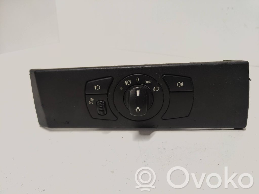 Light switch   6953735,33290403