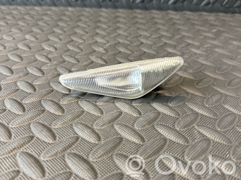 Front fender indicator light   7171008