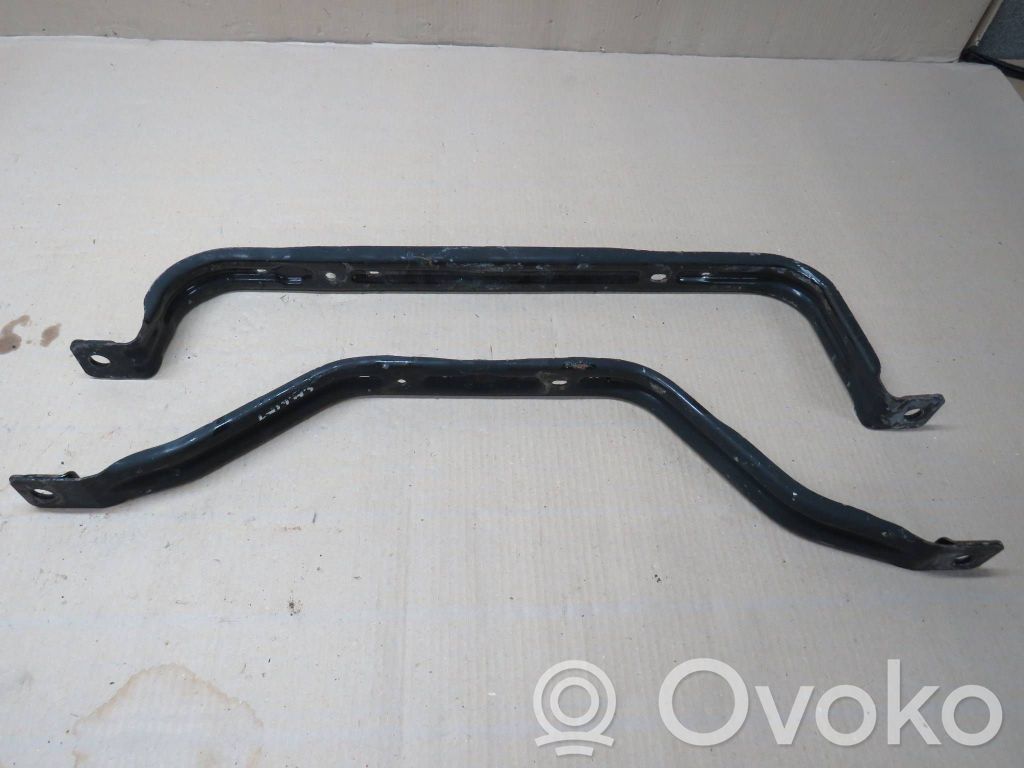 Fuel tank mounting bracket
