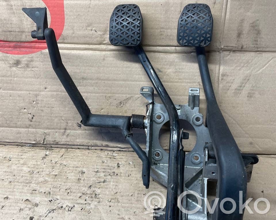 Engine mounting bracket   1162638