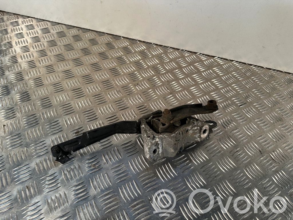 Engine mount bracket   30748173