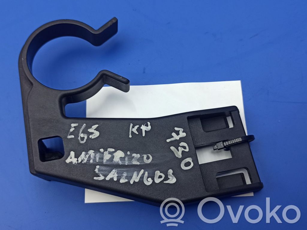 BMW 7 E65 E66 Kita variklio skyriaus detalė 