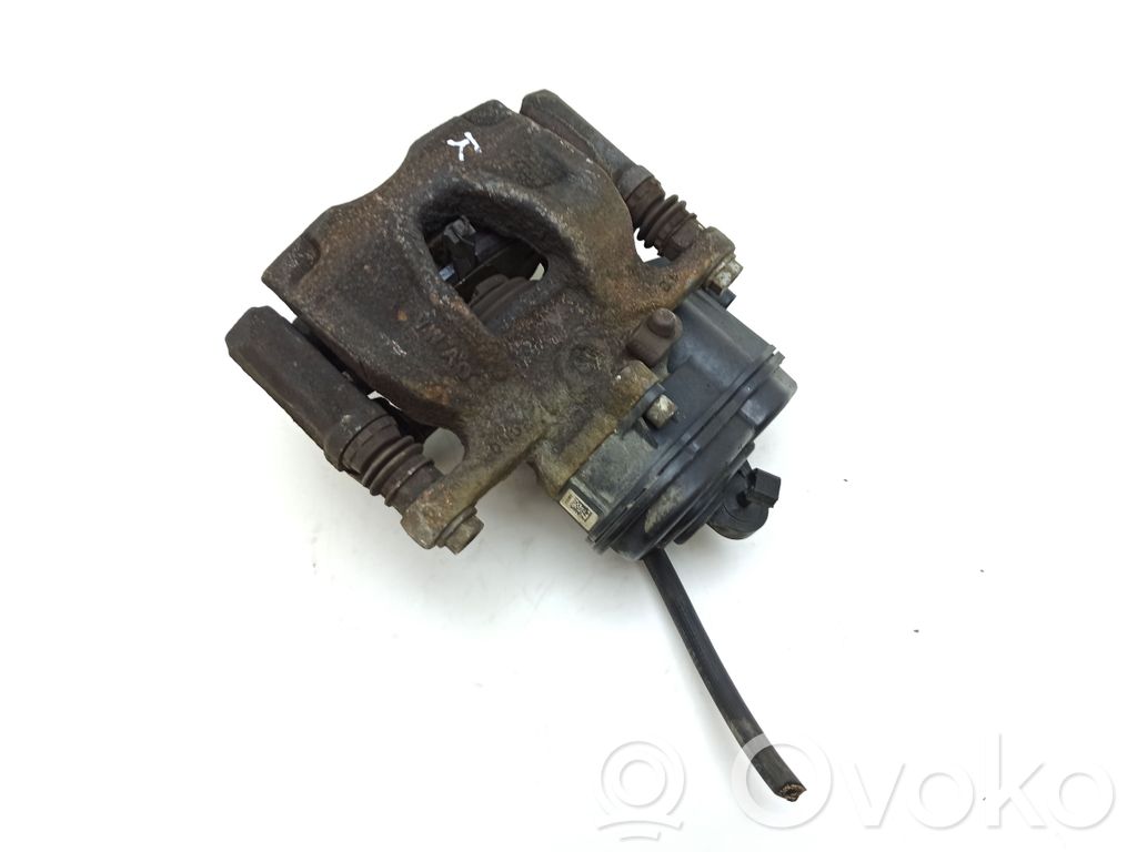 Audi A4 S4 B9 8W Tylny zacisk hamulcowy 