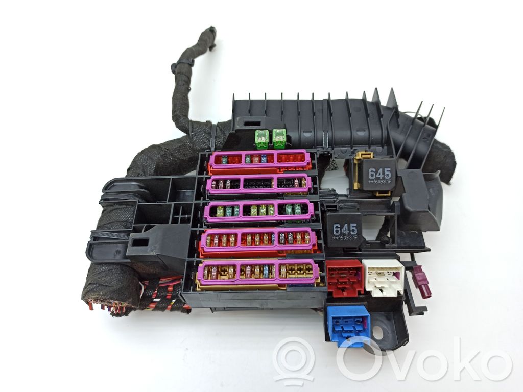 Audi A4 S4 B9 8W Sulakemoduuli 