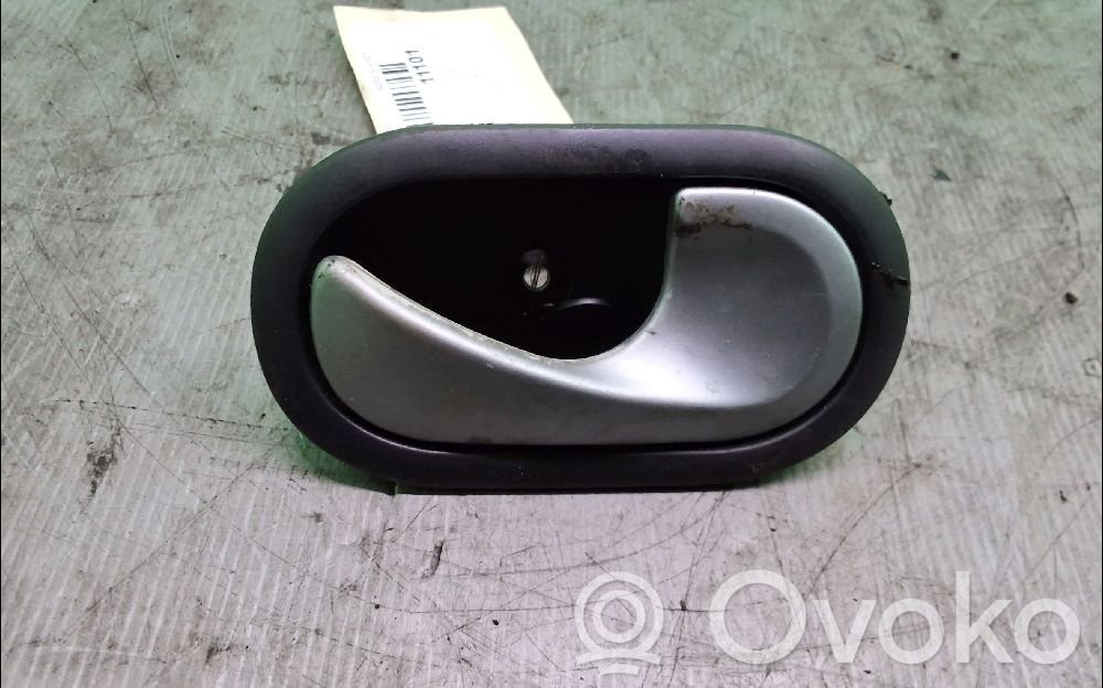 Renault Clio III Klamka wewnętrzna drzwi przednich 