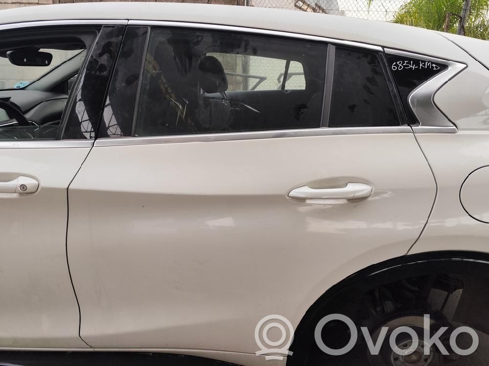 Infiniti Q30 Puerta trasera 