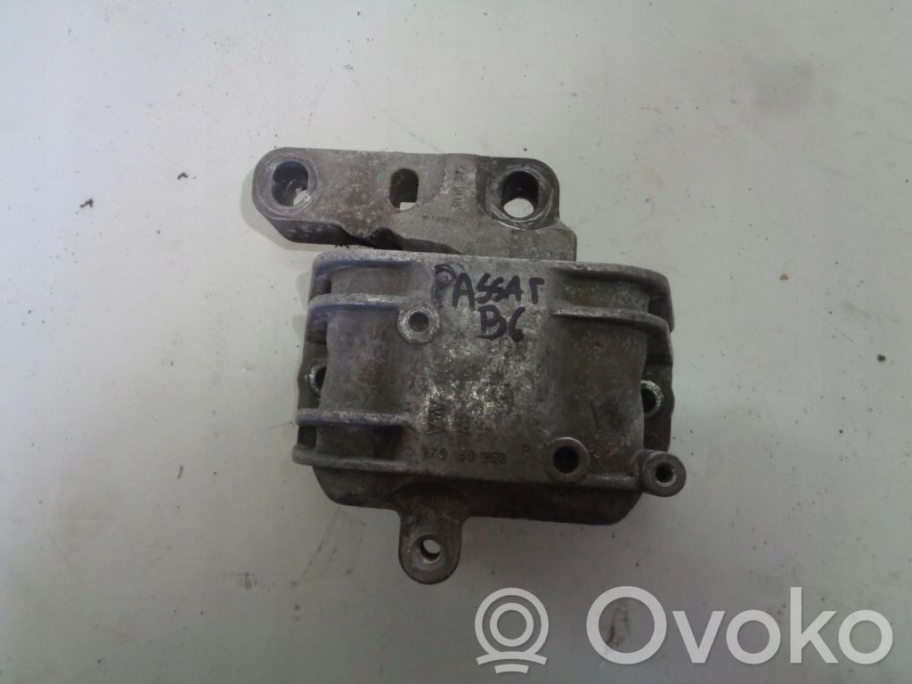 Volkswagen PASSAT B6 Engine mount bracket 