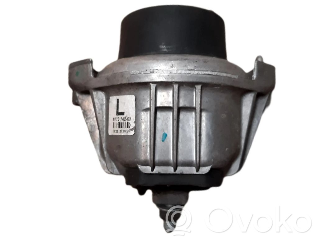 Engine mounting bracket   677374203