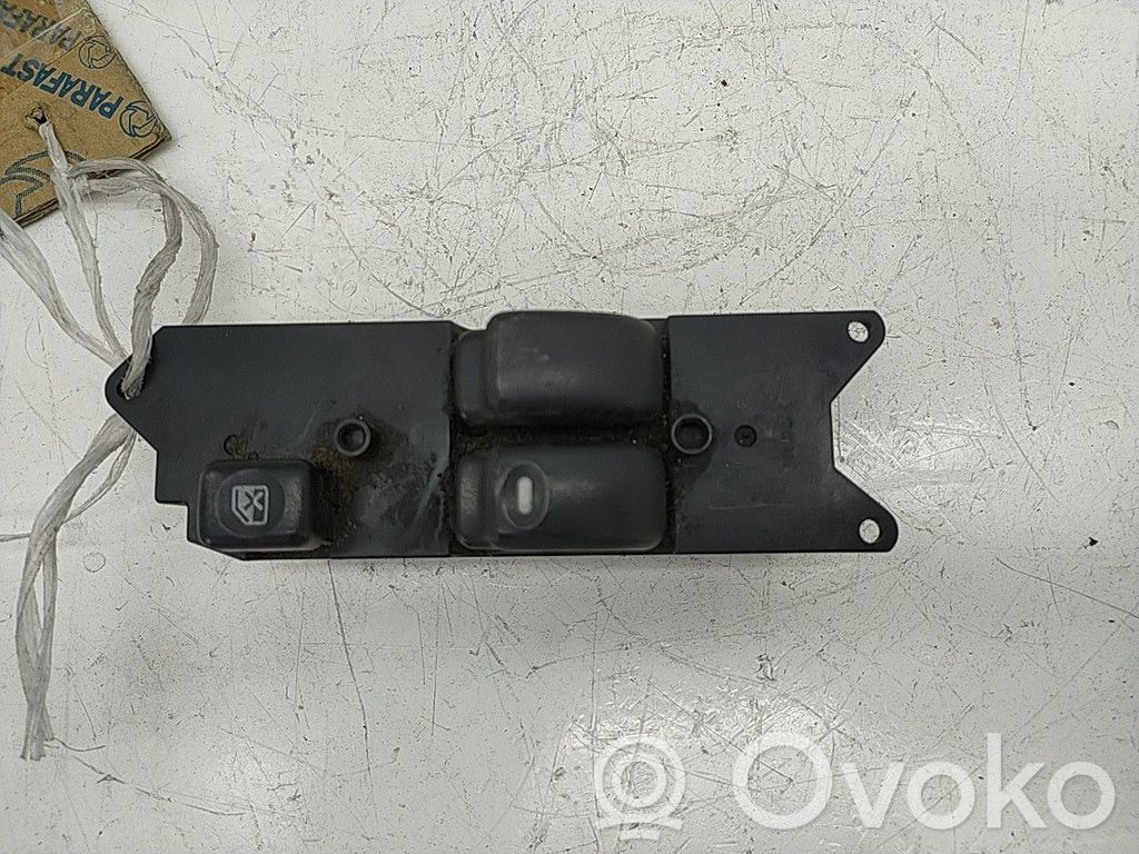 Electric window control switch   MR194815,C8DD142M