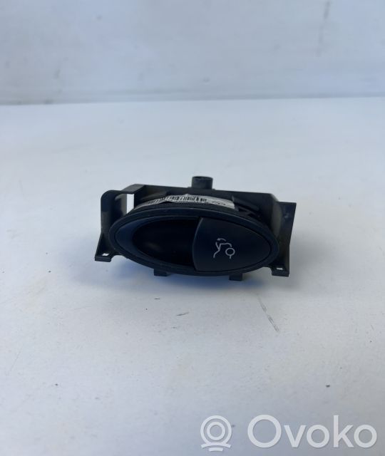 Tailgate/boot open switch button