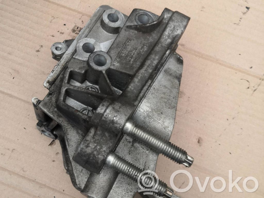 Ford Focus Engine mounting bracket 