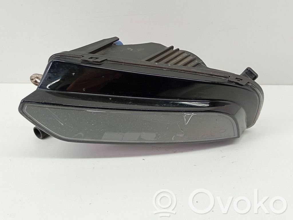 Etusumuvalo   8V0941699C
