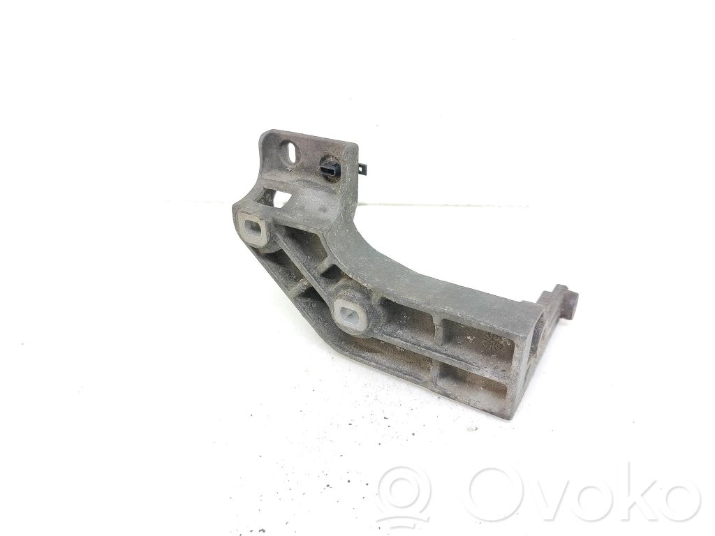 Opel Vivaro Engine mounting bracket 