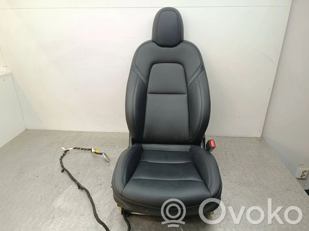 Tesla Model Y Etumatkustajan istuin 