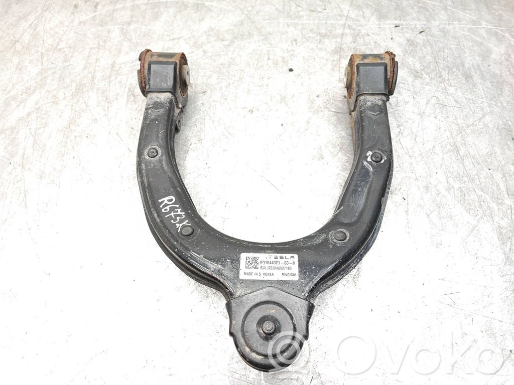 Tesla Model 3 U veida svira 
