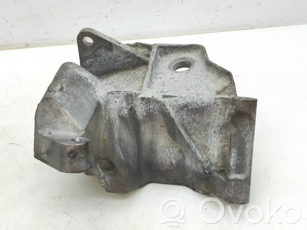 Volvo S60 Engine mounting bracket 