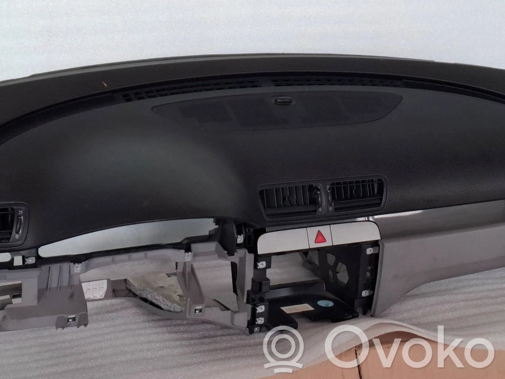 Volkswagen PASSAT B6 Deska rozdzielcza 