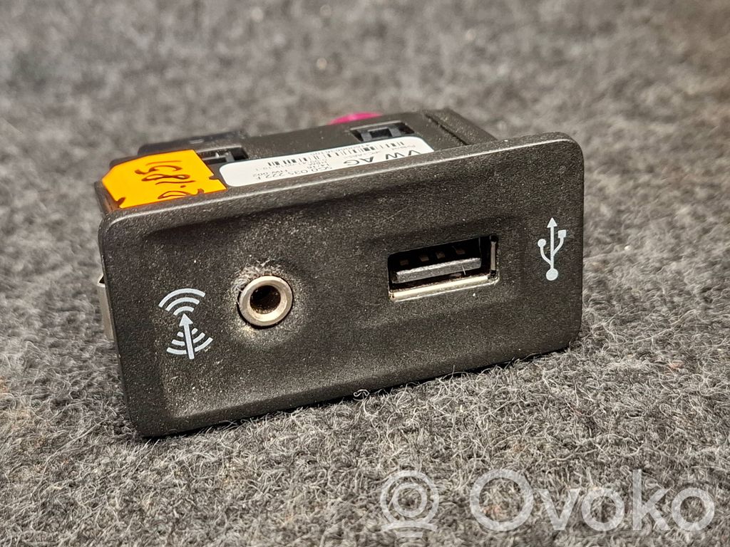 Volkswagen Jetta VI USB-pistokeliitin 