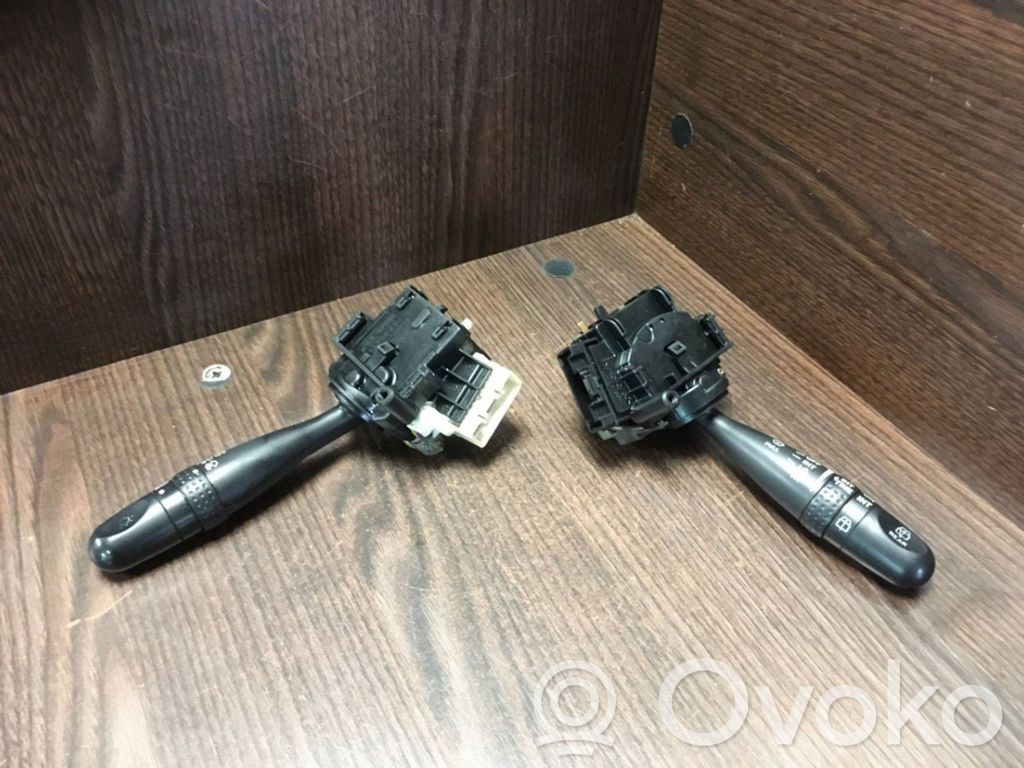 Toyota Corolla Verso E121 Interruptor/palanca de limpiador de luz de giro 