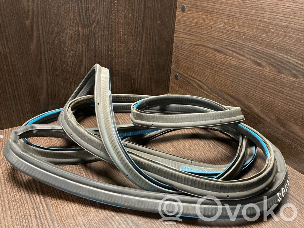 Mercedes-Benz Sprinter W906 Gumowa uszczelka bagażnika tylnego / Na karoserii 