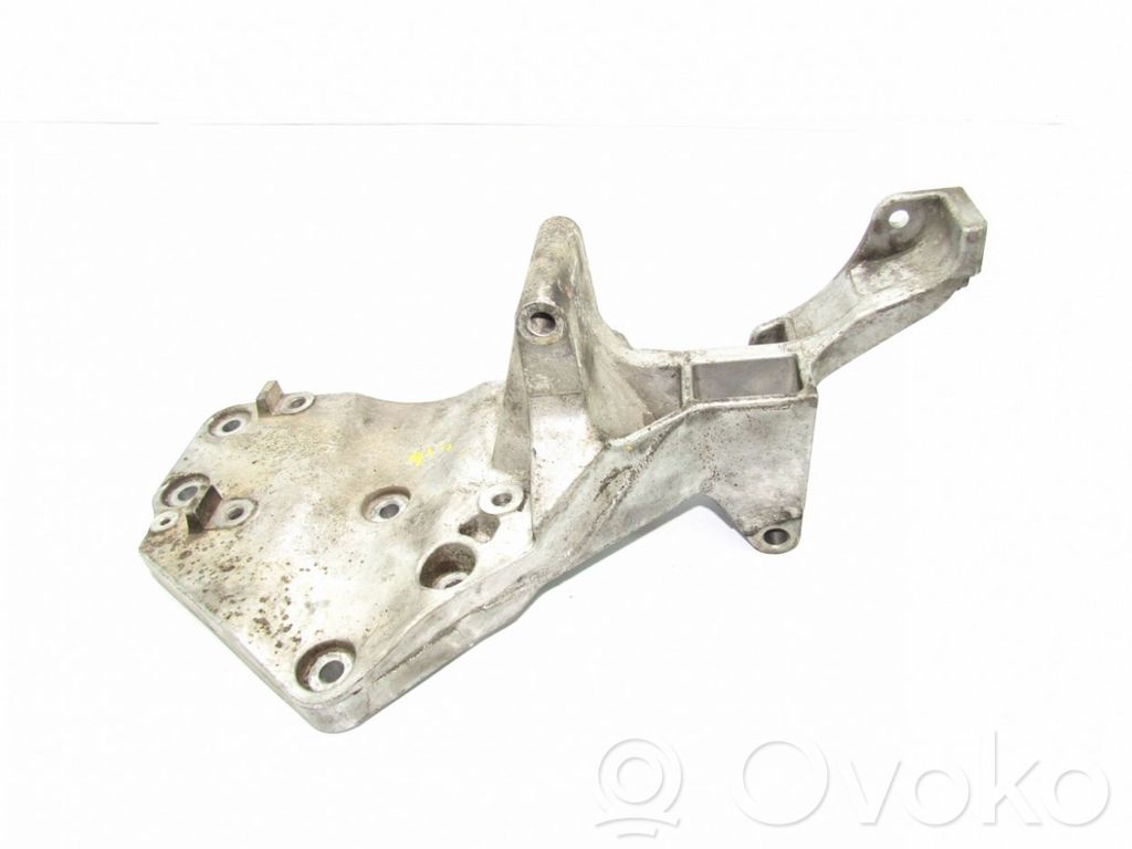 Nissan Pathfinder R51 Generator/alternator bracket 