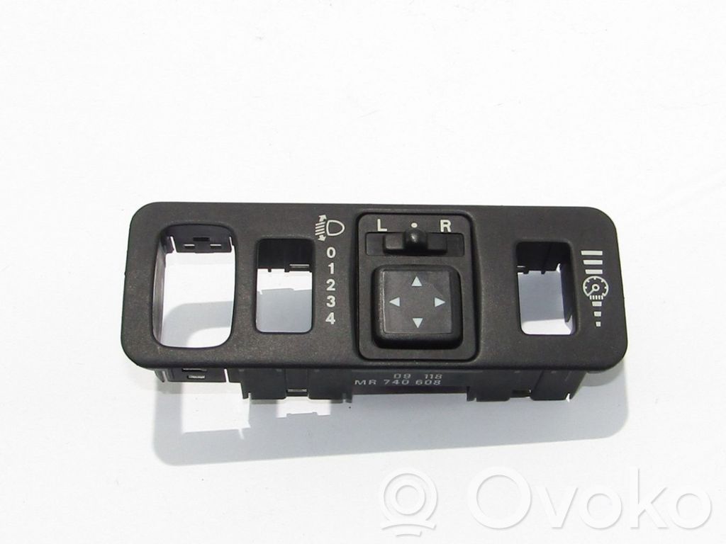 Wing mirror switch   MR740608