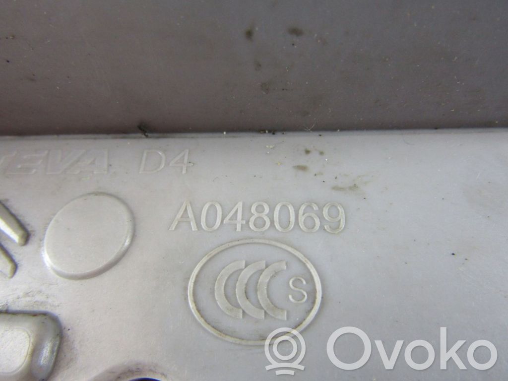 Priekšpusē slēdzene   A048069