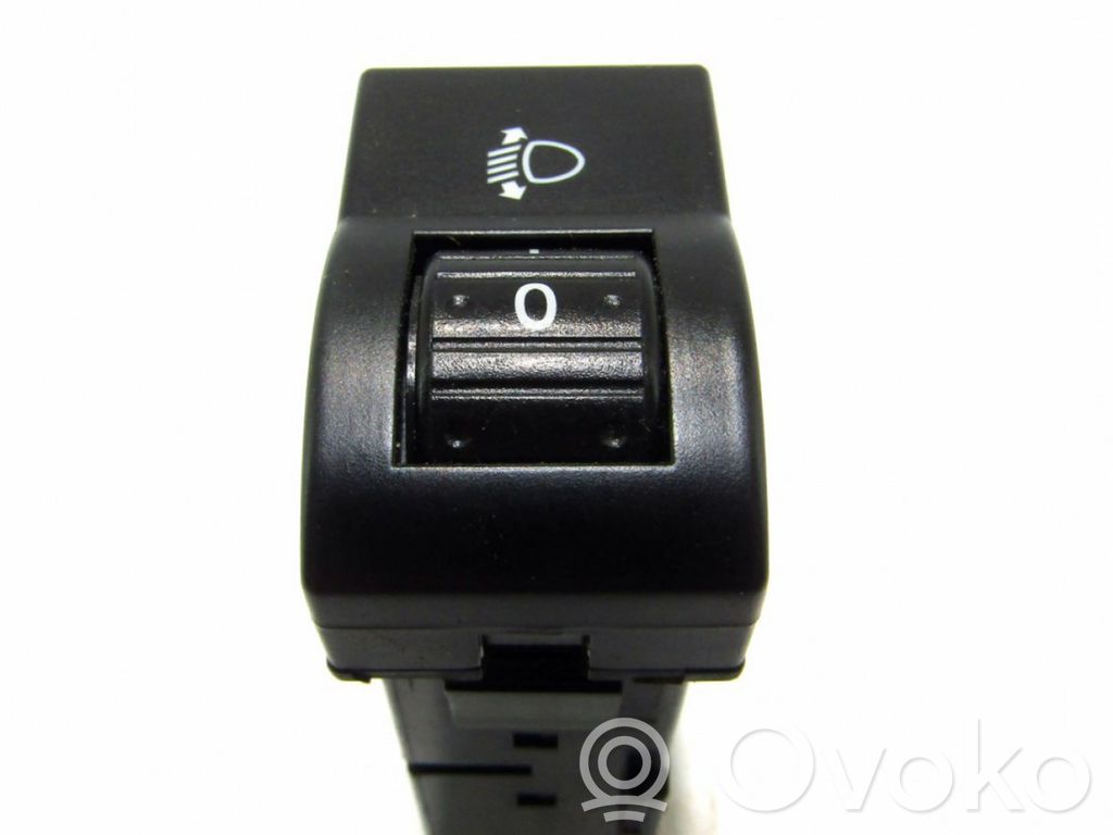 Headlight level height control switch   UC3D666FO
