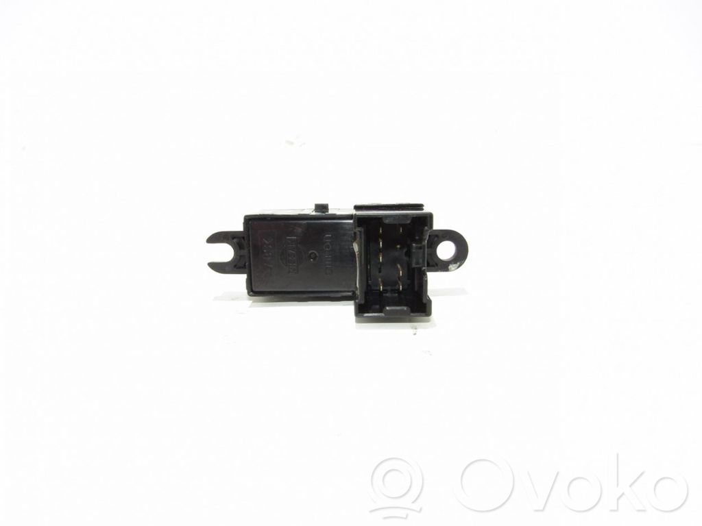 Nissan Primera Electric window control switch 
